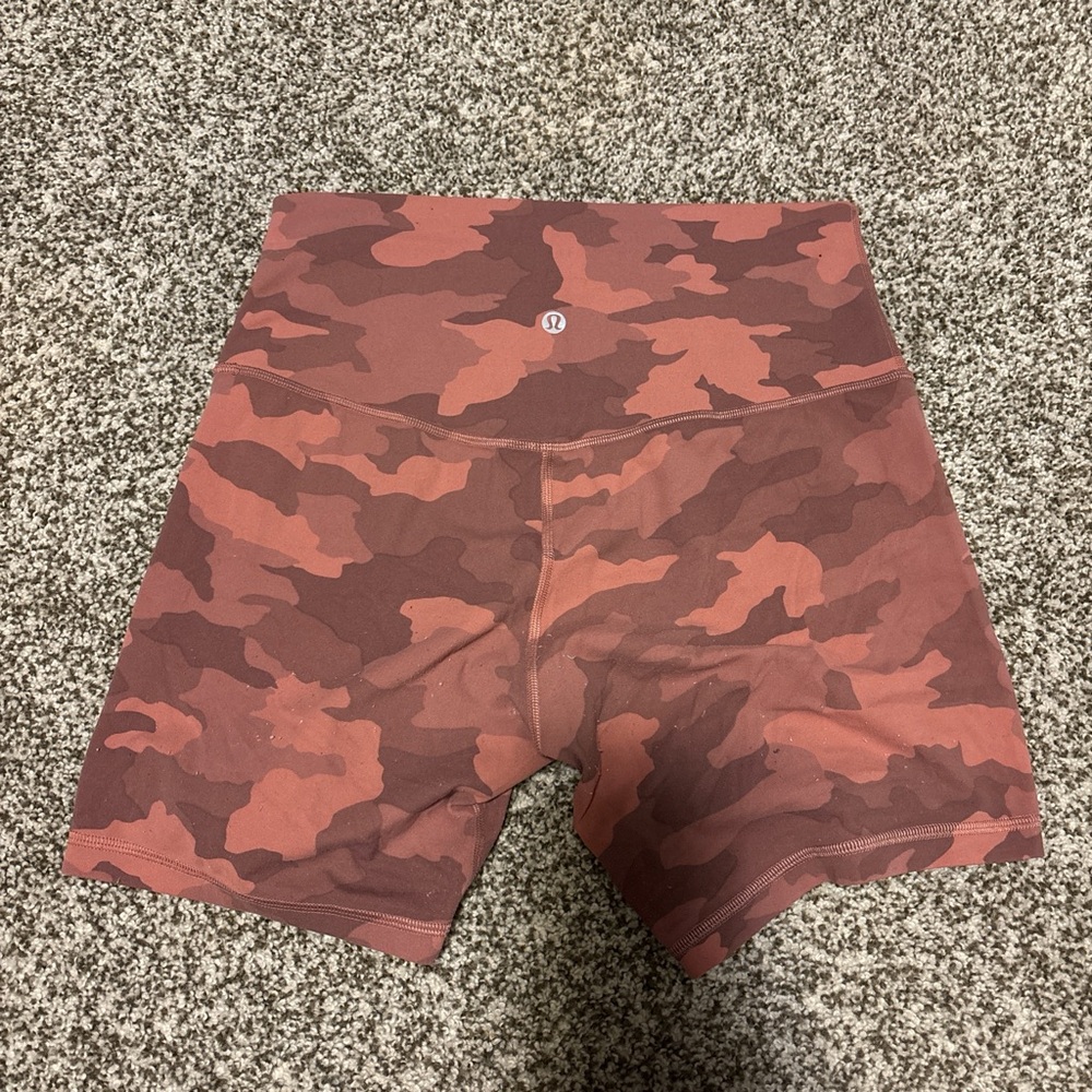 lululemon athletica Women's Camo Bike Shorts - Red and Brown
